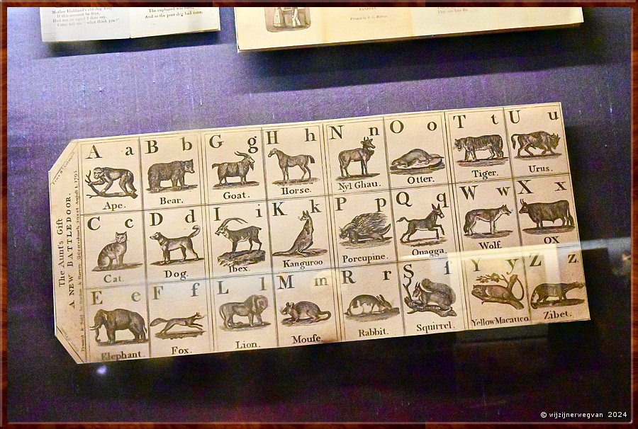 

Adelaide
State Library of South Australia
'Alphabet sheet' (1795)
Een kaart die in vieren werd gevouwen als eerste leesboekje. 
Sommige dieren uit het Dieren Alfabet zijn inmiddels uitgestorven ...  -  58/71