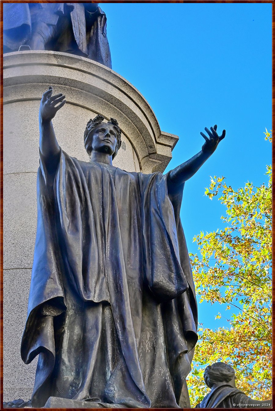 

Adelaide
North Terrace
'King Edward VII' memorial, Sir Bertram Mackennal (1920)
Op het voetstuk prijkt de figuur South Australia die met open armen de wereld verwelkomt, 
in gezelschap van Vrede en Gerechtigheid  -  59/71