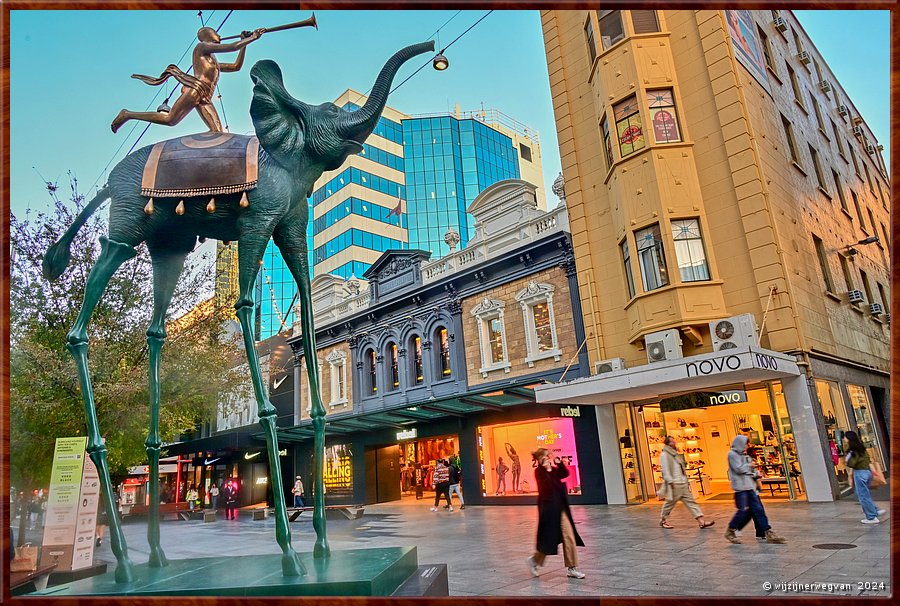 

Adelaide
Rundle  Mall
'Triumphant Elephant', Salvador Dali (1984)
Het zeven meter hoge beeld sierde voorheen Rodeo Drive in Los Angeles 
Hier trompettert niet de olifant, maar de engel ...  -  70/71