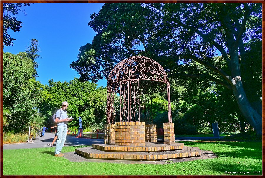 

Adelaide
Botanic Garden
'Elvvis Presley koepel', Richard Howard (1982)
De koepel werd opgericht als eerbetoon, vijf jaar na Elvis overlijden, 
door fanclub Sound of Elvis Society.  -  8/33