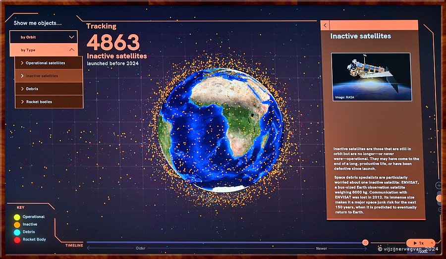 

Adelaide
Australian Space Discovery Centre 
'Inacctive Sattelites'
Hier zien we 4.863 inactieve satellieten rondzweven. 
Ze zijn niet langer of waren nooit operationeel.  -  15/33