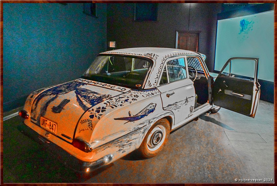 

Adelaide
Migration Museum 
De Haza familie emigreerde in 1957 vanuit Hongarije naar Australi. Zoals veel families in die tijd had men weinig geld; voor amusement parkeerde het gezin voor de ingang van een drive-in bioscoop, en verzonnen zelf een verhaal bij de beelden.  -  24/33