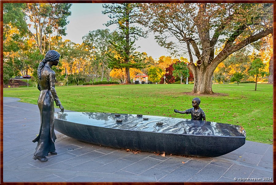 

Adelaide
'Vietnamese Boat People Monument'
Door de oorlog in Vietnam ontstond migratie als vluchteling, 
oorlogswees of echtgenote van Australische militairen. 
Het aantal Vietnamese bootvluchtelingen dat op zee omkwam, 
wordt door de VN tussen de 200.000 en 600.000 geschat.  -  30/33