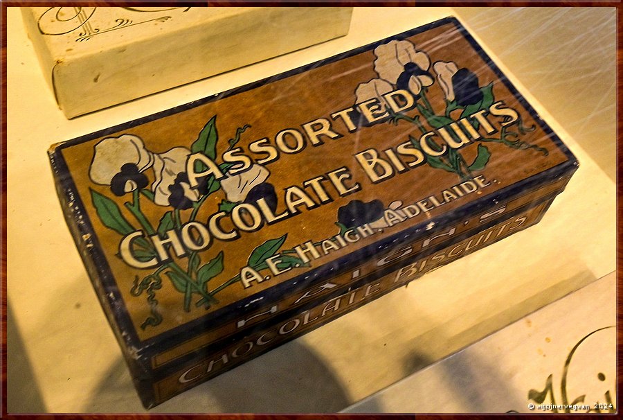 

Adelaide
Haigh's Chocolates
In 1915 startte Alfred het bedrijf in Adelaide met het maken van 
abrikozen chocolaatjes, die ook vandaag nog worden gemaakt.  
Deze fraaie verpakking dateert nog uit die periode.  -  9/25