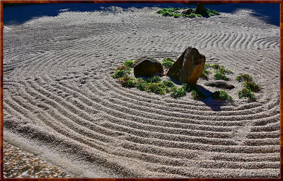 

Adelaide
Himeji Garden
'Sea of Sand' (kare-senzui)
De tuin bij het Theehuis  -  16/25