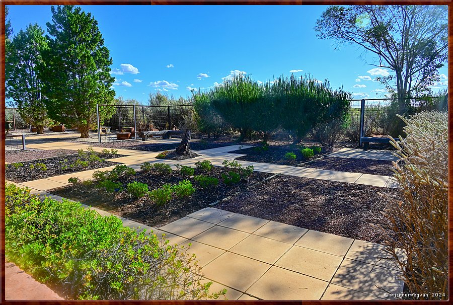 

Port Augusta
The Australian Arid Lands Botanic Garden
'Courtyard Garden'
Tuinen zonder gras zijn hier niet zo gewoon.
Deze binnentuin kan de tuin van de toekomst worden, 
simpel in onderhoud en planten met weinig zorg.  -  29/38