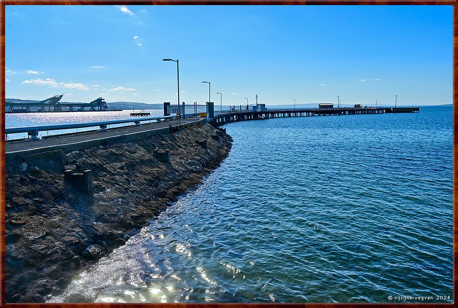 

Port Lincoln
Kirton Point Jetty
De pier werd in 1906 in gebruik genomen,
Het eerste schip, de Emilie Gallina, werd geladen met 27.789 zakken graan, 
in totaal 2.440 ton. Het laden nam 6 weken in beslag...  -  19/42