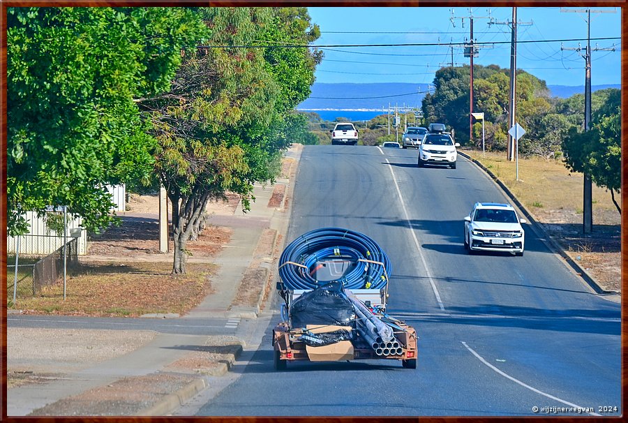 

Port Lincoln
Rijdende kabel? Of zit er nog een auto onder?  -  20/42