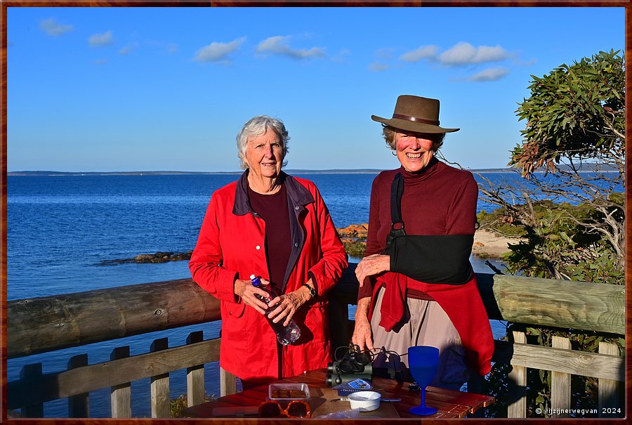 

Port Lincoln
Billy Light's Point
Geraldine en Sonia 
Leuke ontmoeting met deze vrolijke 'Grumpy old ladies'
die hier gezellig aan zee zitten te aperitieven.  -  38/42