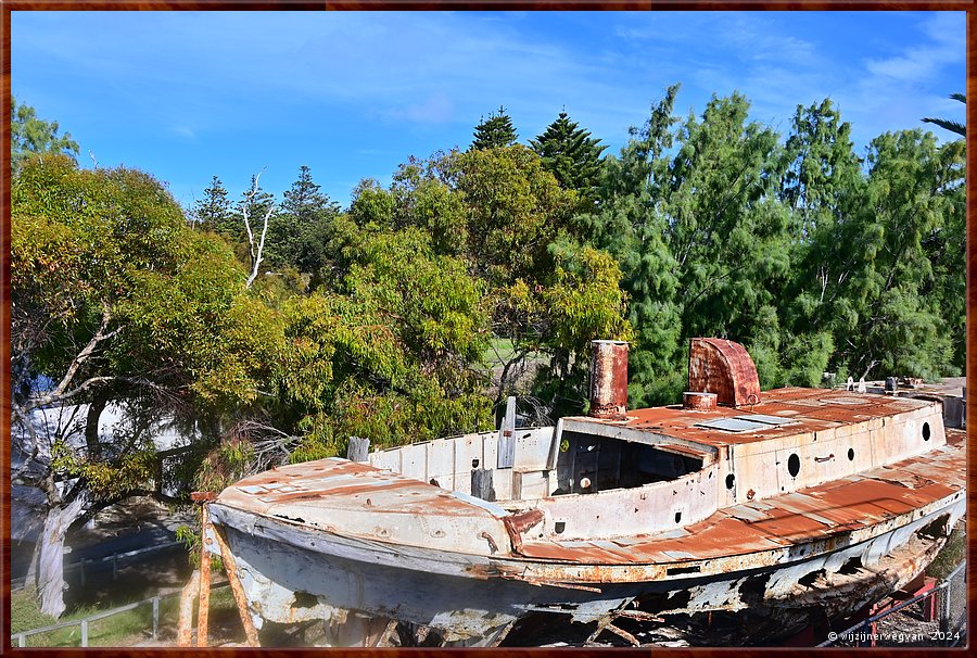 

Port Lincoln
Axel Stenross Maritime Museum
Dit museum verhaalt het leven van twee Finse botenbouwers, 
Axel Stenross en Frank Laakso.
Van 1940 tot 1980 werden hier zon 44 boten gebouwd en 250 dinghies (bijbootjes).  -  9/37