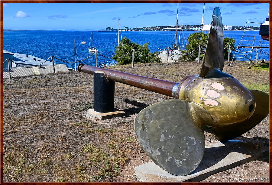 

Port Lincoln
Axel Stenross Maritime Museum 
Verstelbare propeller van de 'Maria Luisa' vissersboot (1972).
Destijds was Maria Luisa de grootste in Australi gebouwde boot 
met een lengte van ruim 42 meter. 
Zij doet nog steeds dienst in Port Lincoln, maar met een andere propeller   -  10/37