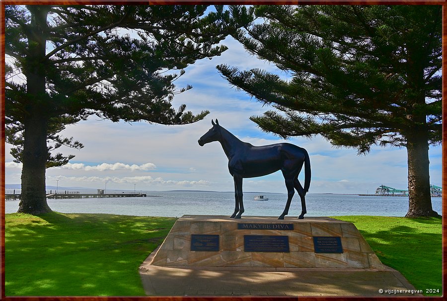 

Port Lincoln
Parnkalla Trail
'Makybe Diva', Ken Martin (2006)
Het eerste racepaard dat de Melbourne Cup drie jaar op rij heeft gewonnen. 
Tonijnvisser Santic vernoemde de merrie naar vijf van zijn medewerksters.  -  19/37