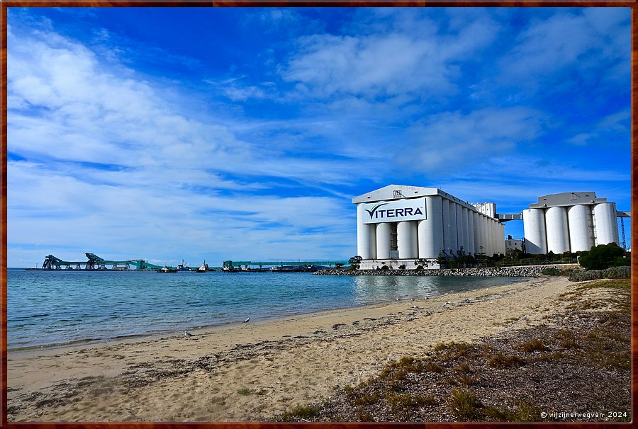 

Port Lincoln
Vittera, graanopslag
40% van het graan in de staat wordt verbouwd op het Eyre Peninsula.
Het wordt opgeslagen in de Port Lincoln silos, voordat het per schip wordt vervoerd 
naar meer dan 35 landen, ook in Europa. Het gaat vooral om tarwe, gerst en koolzaad.  -  21/37