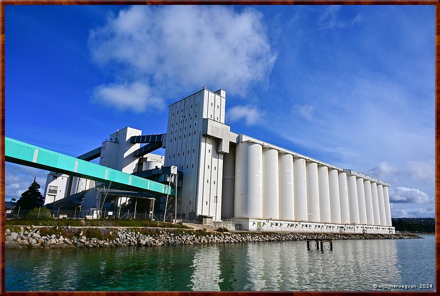 

Port Lincoln, Haven
Vittera, graanopslag
Het eerste siloblok stamt uit 1958, dat was toen voldoende.  
Nu zijn er zeven siloblokken met tien keer meer opslagruimte. 
Een silo is niet slechts een passief opslagsysteem. 
Het moet stofvrij worden gehouden middels filtersystemen, 
want de stofdeeltjes kunnen explosies veroorzaken.  -  23/37