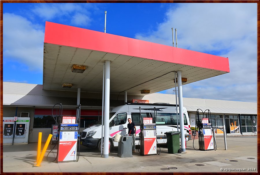 

Port Lincoln
Tanken aan de haven. Er kan slechts zes liter diesel bij.  -  17/23
