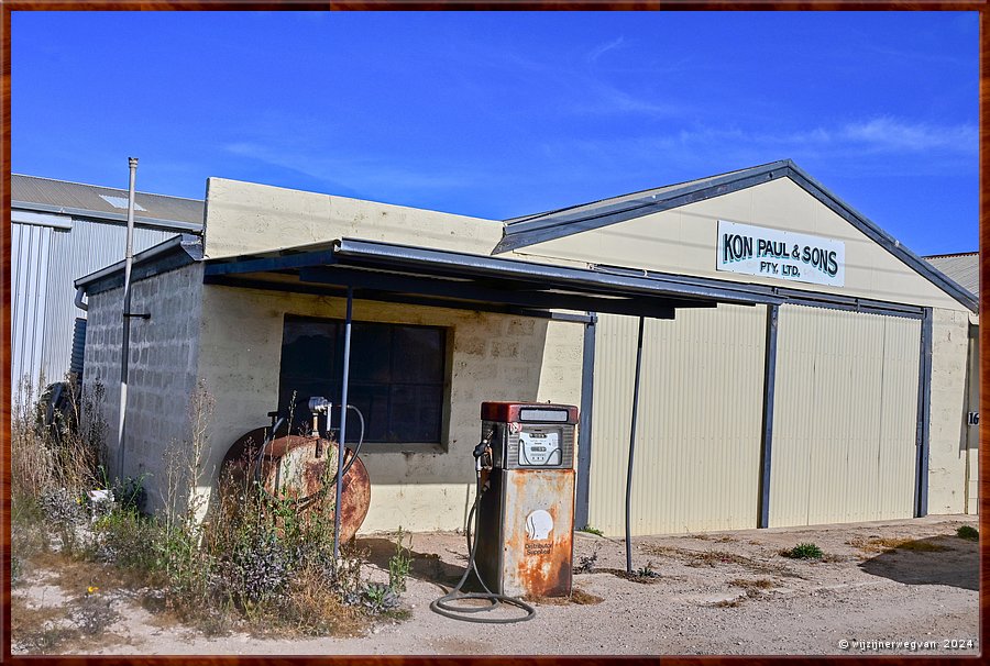 

Port Kenny
'Kon Paul & Sons' 
De Griekse Konstantinos startte hier een visfabriek in de 50-er jaren  -  2/34