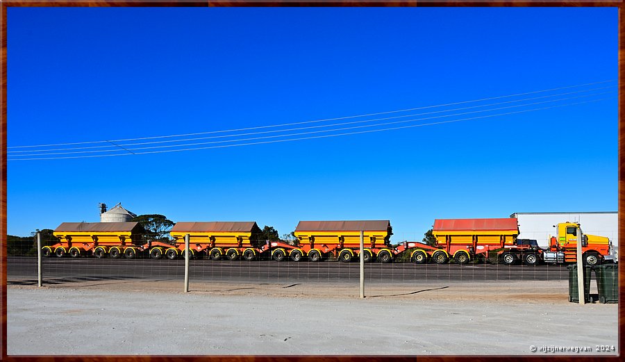 

Nullarbor Plain 
Eyre Highway
Kalari roadtrain
Kalari is gespecialiseerd in bulktransport voor de mijnindustrie.
Hier staat een super quad met mineralen vanuit Ceduna. 
Super quads kunnen ladingen tot 185 ton vervoeren.  -  14/31