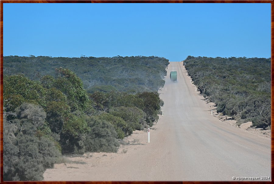 

Nullarbor Plain 
Eyre Highway
Regenwatertank rolt de heuvel op  -  17/31