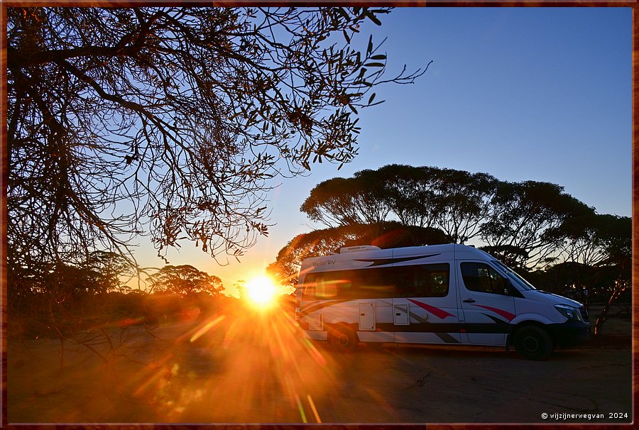 

Nullarbor Plain
Nundroo
Kidnippy Rest Area
Dag zon, tot morgen!  -  30/31