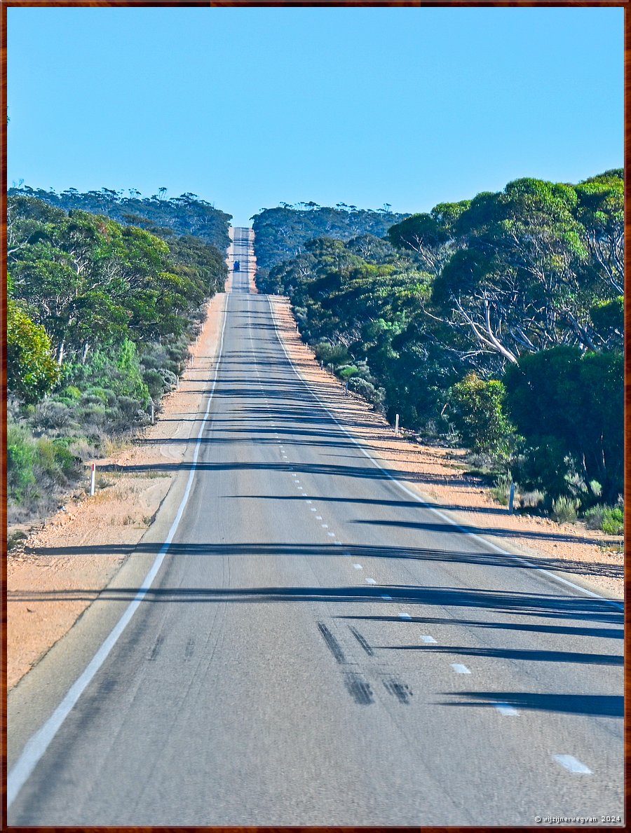 

Nullarbor Pain 
Eyre Highway
Druk, onderweg  -  8/41
