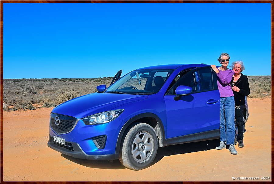 

Nullarbor Pain 
Eyre Highway
Onze fotografen van het voorgaande plaatje.
Ellen en Susan kennen elkaar van kostschool en maken elke twee jaar samen een reis. 
Ze waren in Itali�, liepen de Camino en dit jaar zijn ze op roadtrip.  -  11/41