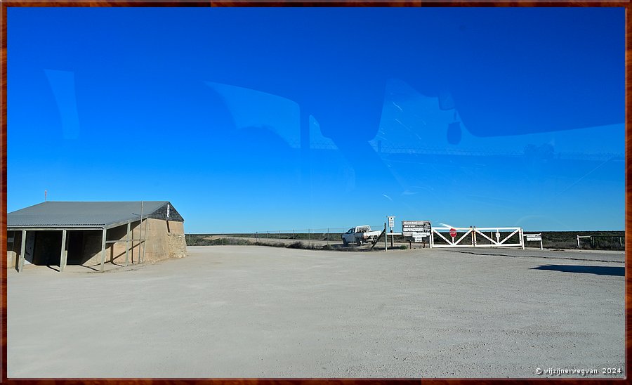 

Nullarbor Pain 
Head of Bight
Slapen met uitzicht op de weg naar de walvissen  -  36/41