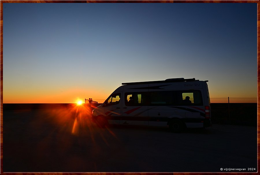 

Nullarbor Pain 
Head of Bight
De zon licht tegen de vlakte  -  38/41