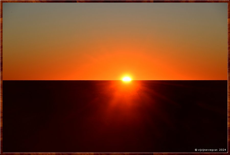 

Nullarbor Pain 
Head of Bight
Zo vlak is de Nullarbor!  -  39/41