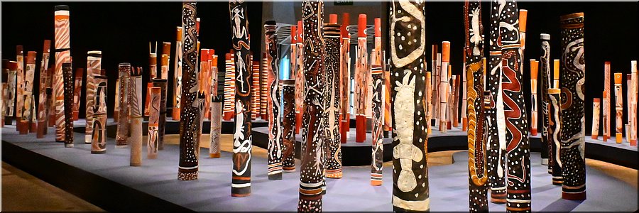 9 jan 2024 - Canberra - National Gallery - 'The Aboriginal Memorial,' ontwerp Djon Mundine OAM (1988)