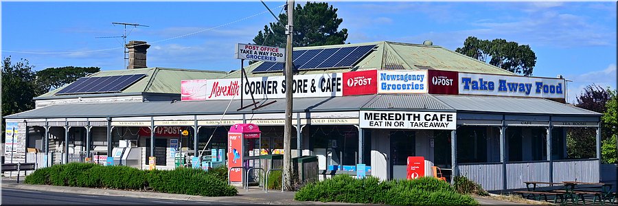 17-1-2026
Meredith
Het uitgebreide centrum van Meredith
bestaande uit een postkantoor, supermarkt, koffieshop, take away, restaurant, boekhandel en DHZ-winkel. En ze verkopen kogels en brandhout.
Verder kijkt u naar het hoofdkwartier van de biljartclub, het naaikransje, de rugby-vereniging, de dartclub, de Historische Vereeniging en de plaatselijke Lions club.