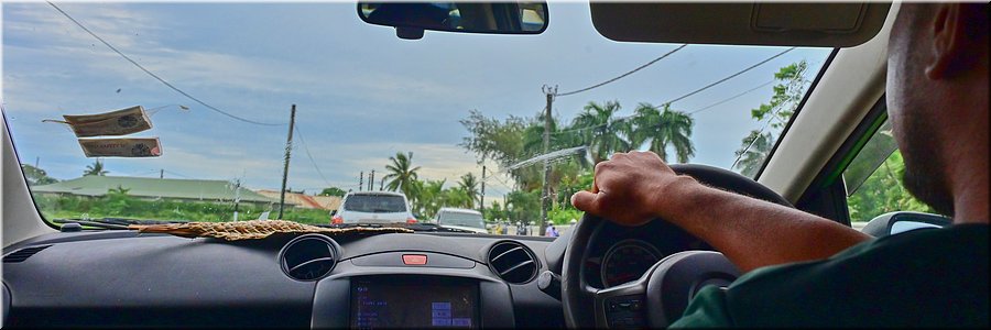 2 mrt 2026
Nuku'alofa (Tonga)
Een vriendelijke Tongalees (ach, dat zijn ze allemaal!) ziet ons dilemma en biedt een lift aan door de watermassa