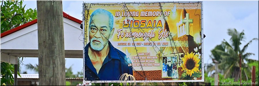 9 mrt 2026
Nuku'alofa (Tonga)
Vuna Road
Begraafplaats met affiches