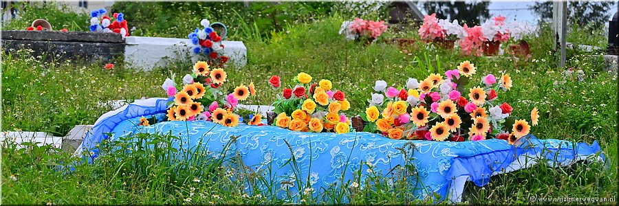 9 mrt 2026
Nuku'alofa (Tonga)
Vuna Road
Begraafplaats met affiches