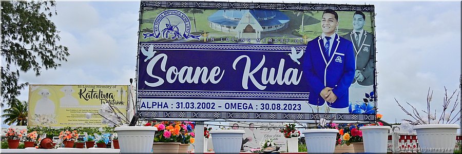 9 mrt 2026
Nuku'alofa (Tonga)
Vuna Road
Begraafplaats met affiches