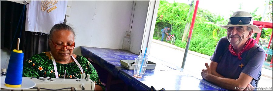 9 mrt 2026
Nuku'alofa (Tonga)
Zomaar een winkeltje
De kleermaakster was druk bezig om alle kleding voor het 100-jarig bestaan van het Salote Collega