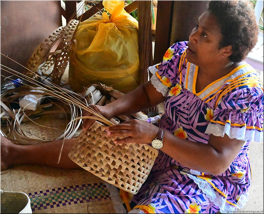 14 mrt 2026
Port Vila (Vanuatu)
Vlechtster op de lokale handicraft markt
De lampelap die ze maakt wordt 80 cm hoog, nog doorvlochten met blauwe accenten. Ze werkt daar 2 dagen aan; de prijs is 7.000 vatu, ofwel 53 euro