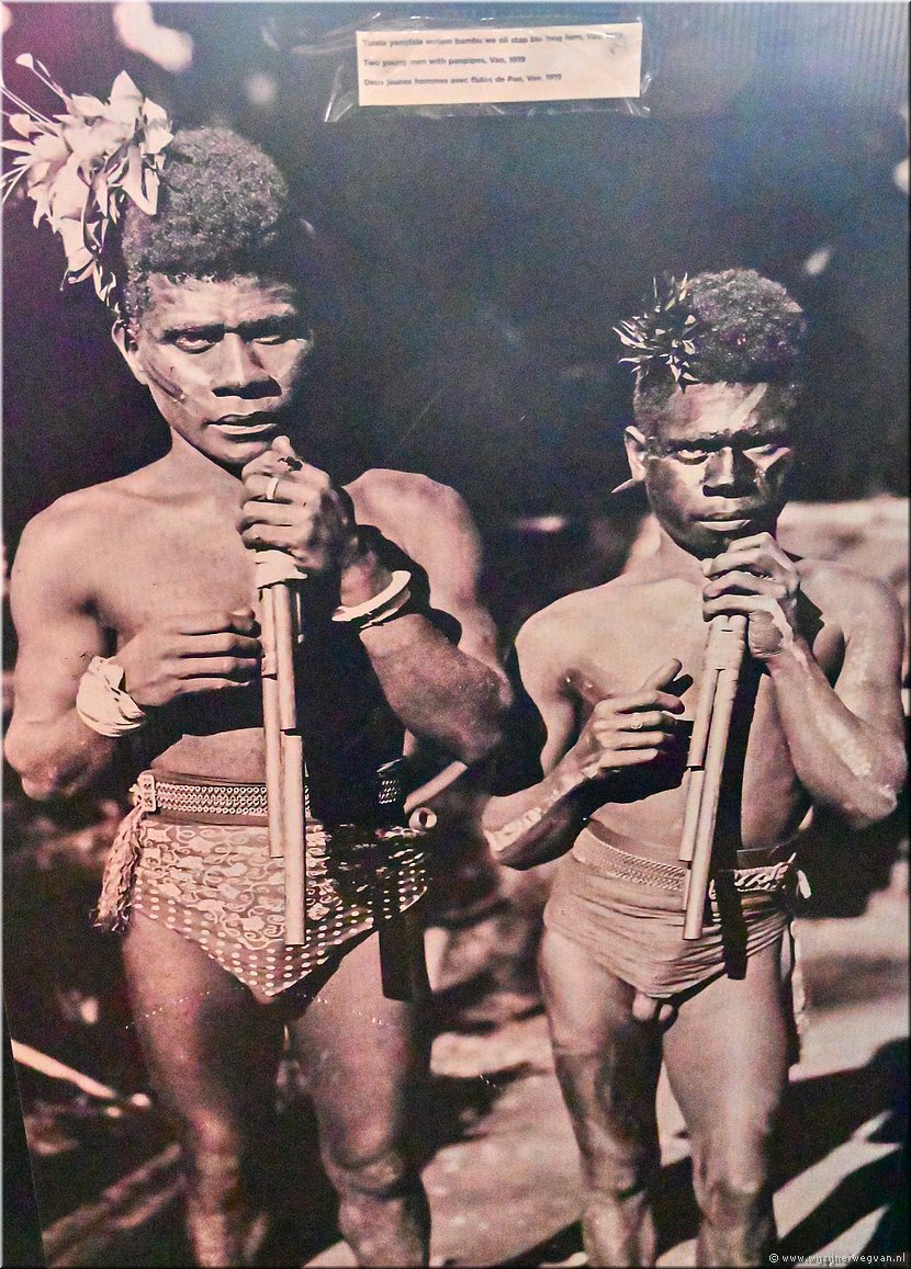 18 mrt 2026
Port Vila 
Nasional Miusium Blong Vanuatu
Twee jongens op de panfluit (1919)
