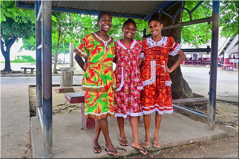 22 mrt 2026
Port Vila (Vanuatu)
Drie vriendinnen poseren gewillig bij de bushalte