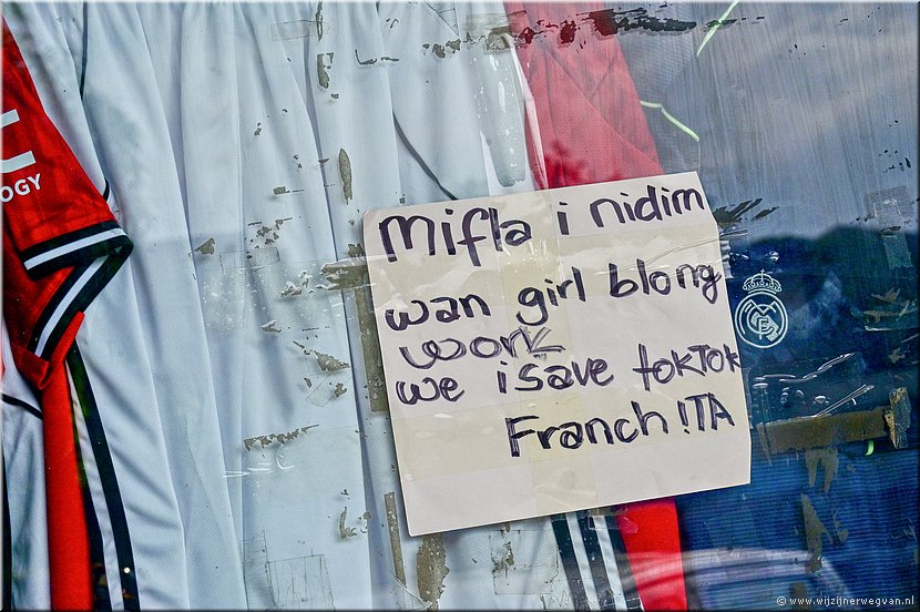 25 mrt 2026
Port Vila (Vanuatu)
Wij lezen Bislama:
Gevraagt: winkelmeisje dat Frans spreekt (toktok)