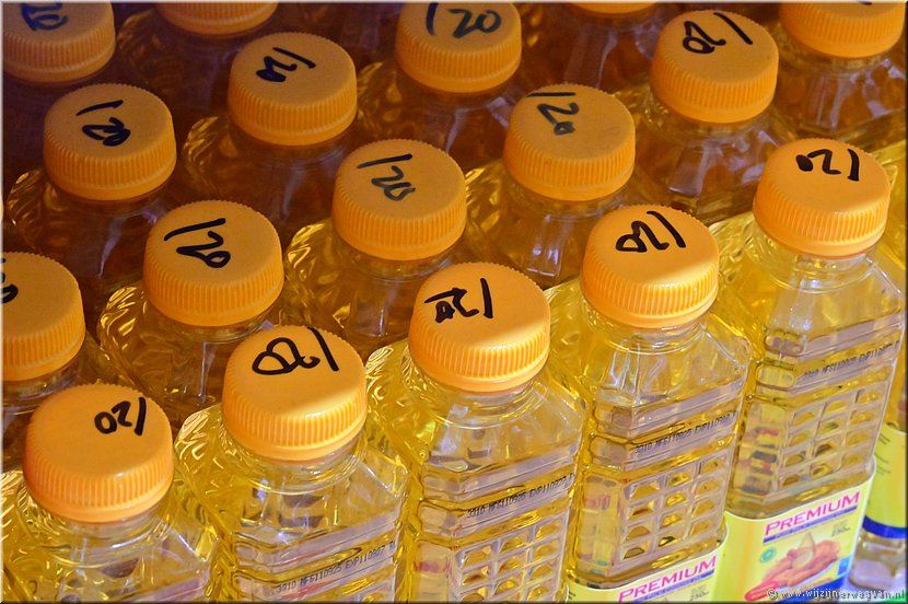 28 maart 2026
Port Vila (Vanuatu)
De meeste winkeltjes slaan de prijzen aan op de kassa
(of de rekenmachine); niks scannen