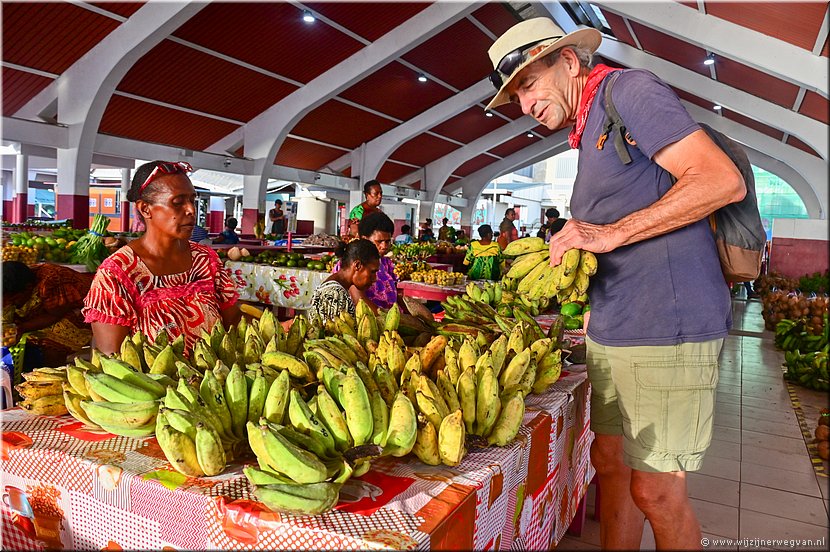 31 Maart 2026
Port Vila (Vanuatu)
Centrale markt
Bananen kopen