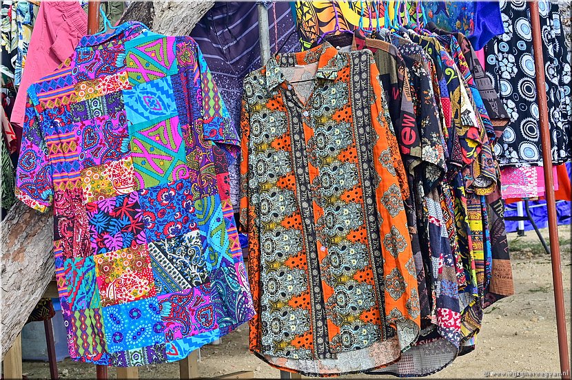 1 april 2026
Port Vila (Vanuatu)
Kleurig bloesje, iemand?