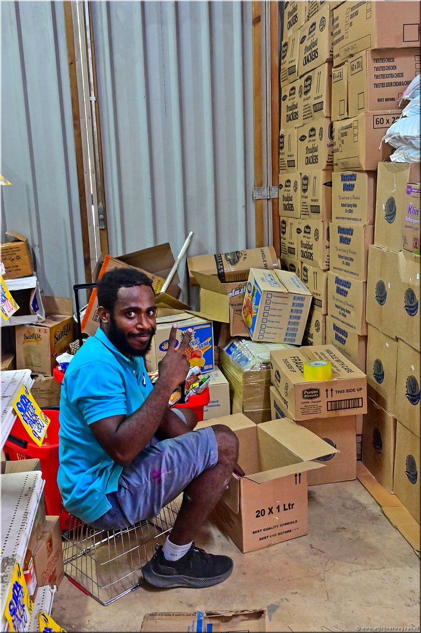 9 apr 2026
Port Vila (Vanuatu)
Bij Esah aan de Kumul Highway vinden we Samuel.
Samen met zijn maat Tom pakt hij de hele dag boodschappen in.
Tele-shoppen vanaf het eiland Tangoa.
