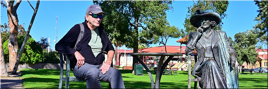 1 juni 2026
Port Augusta
Gladstone Square
Late Mayor Joy Baluch AM ontmoet Jan
Uit de serie Groten der Aarde...