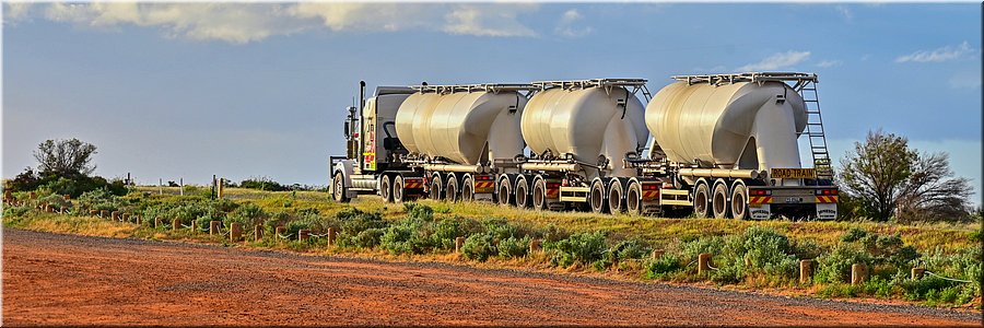2 Juni 2026
Kootaberra (SA)
Stuart Highway
Ranges View Rest Area
Roadtrain
Met op elke as (behalve de voorwielen) 6 banden (3 per kant)
=14*6+2 ofwel in totaal 86 banden !
