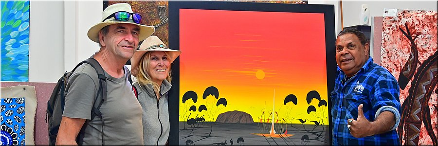 7 juni 2026
Coober Pedy
Josephine's Gallery and Kangaroo Orphanage
Poseren met kunstenaar Tommy Crow
