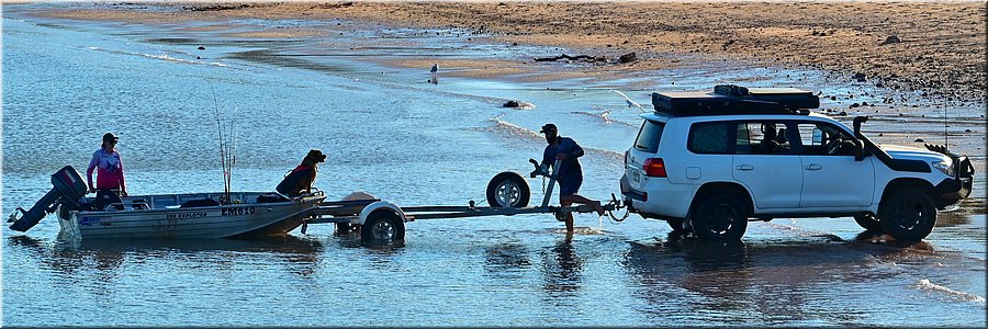 22 augustus 2026
Broome
Town Beach (Guwarri)
De avond valt, de boot wordt opgetakeld