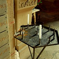 Twee eenzame kaarsen verspreiden de duisternis in de Saint Martin kerk in Langres