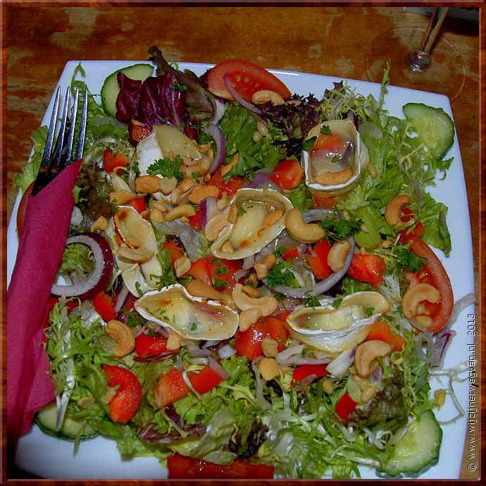 Salade met warme geitenkaas in restaurant 'Langeboom' in Tilburg