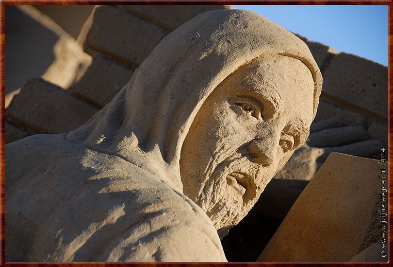 Zelfportret van de zandsculpturist aan de Playa de la Pineda